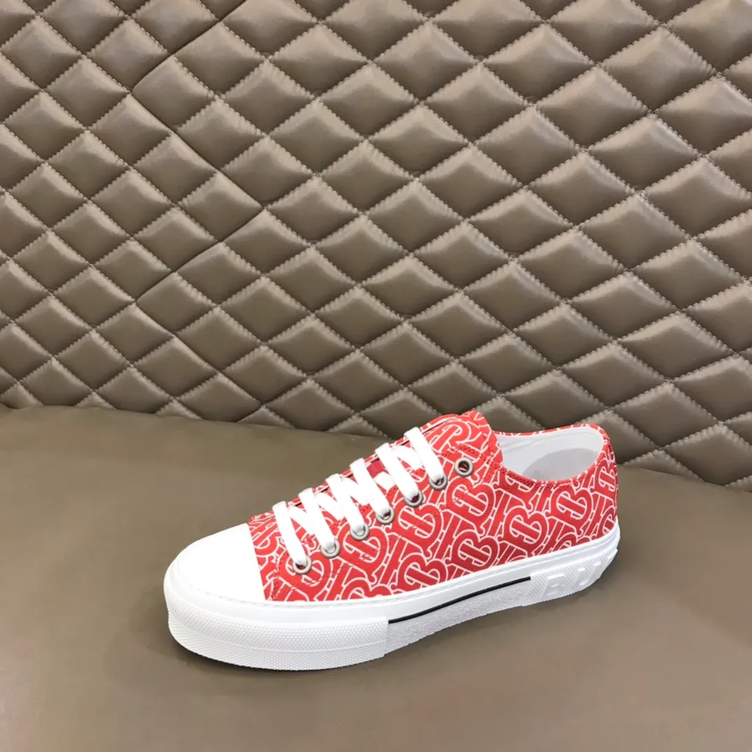 Men's Shoes 💰380 B's men's classic low-top sneakers are reinterpreted in Vintage checkered cotton material and decorated with a new brand logo. First-grain cowhide lining, embossed Burberry lettering logo on the heel, original outsole! 38-46